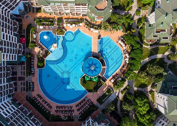 Курортный комплекс Emerald &